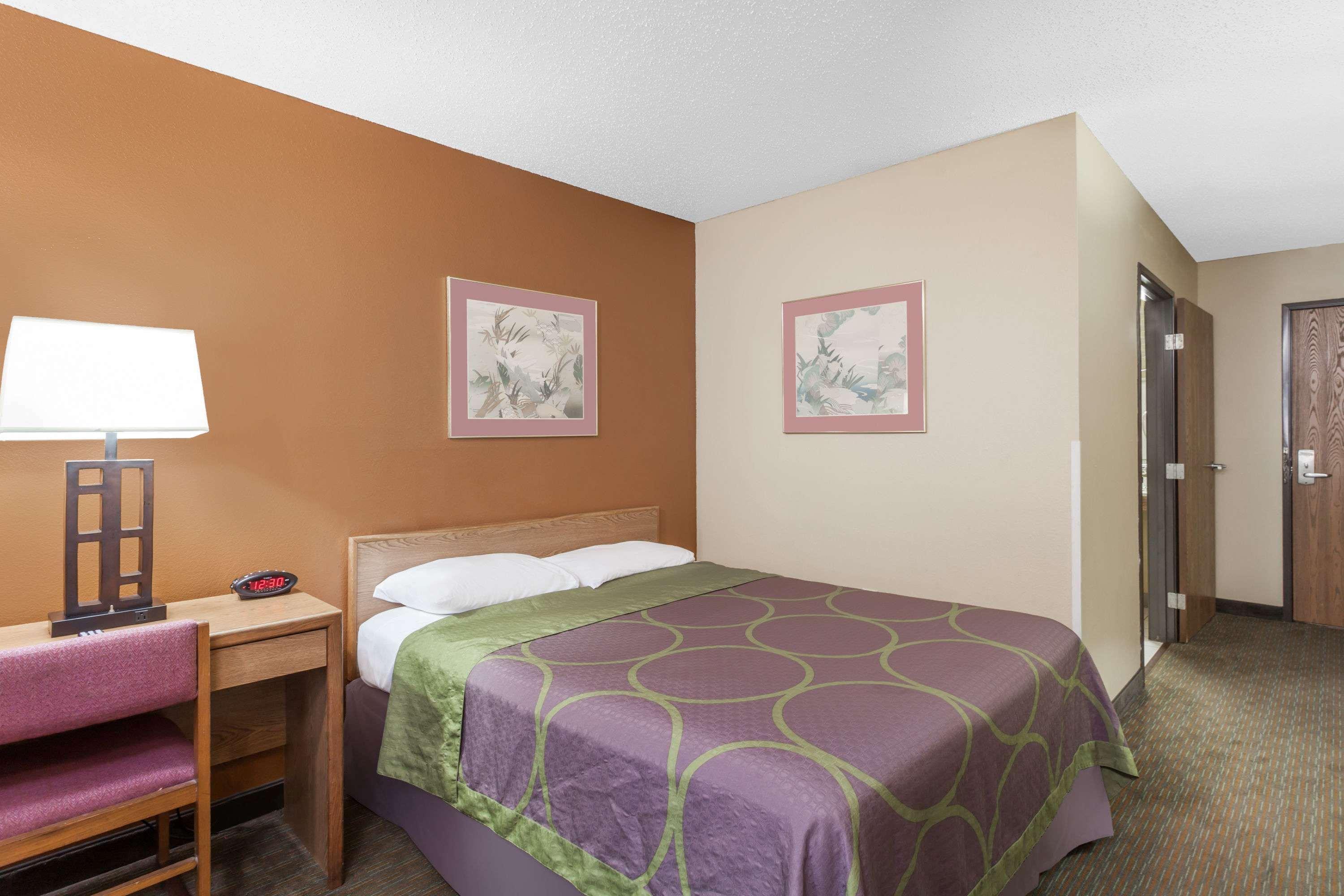 Super 8 By Wyndham Charlotte/Amusement Park Area Hotell Exteriör bild